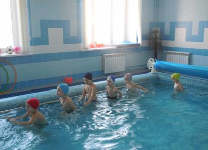 Pelajaran berenang di taman kanak-kanak